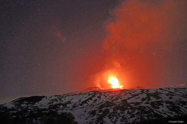 Итальянский вулкан Этна начал извергаться и "разливать" лаву (фото, видео)