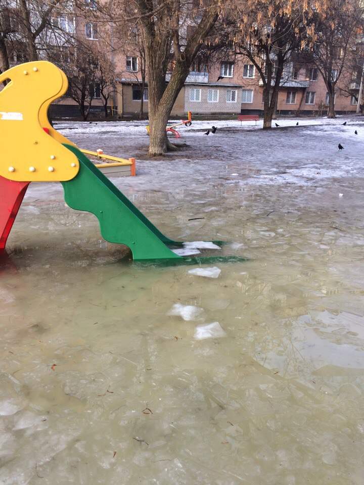 В Харькове обнаружена детская площадка "аква-каток"  (Фото)