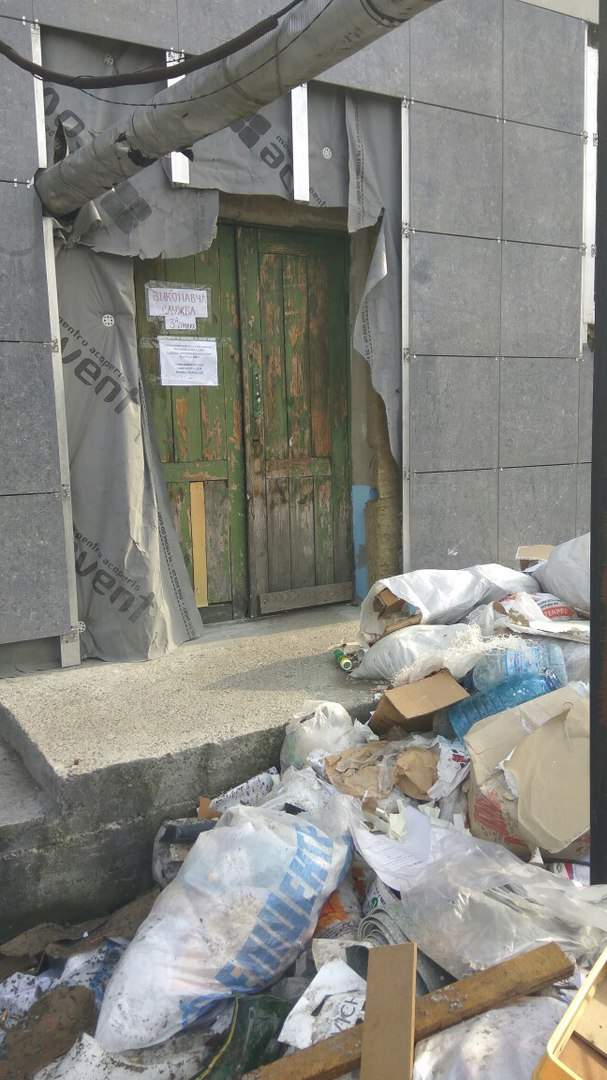 Под зданием исполнительной службы Киева образовалась свалка (фото)