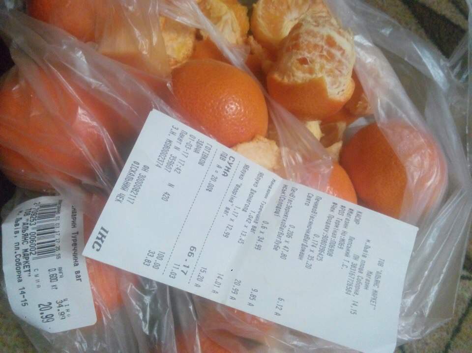Во Львове дурят людей, продают им сухие мандарины  (Фото)