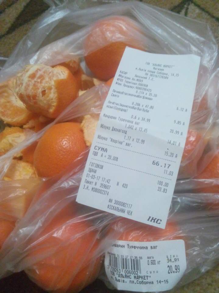 Во Львове дурят людей, продают им сухие мандарины  (Фото)