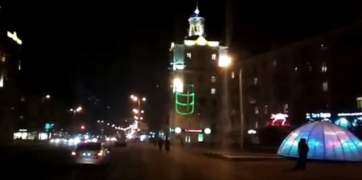 В Запорожье жители устроили лазерное шоу прямо на жилом доме (видео)