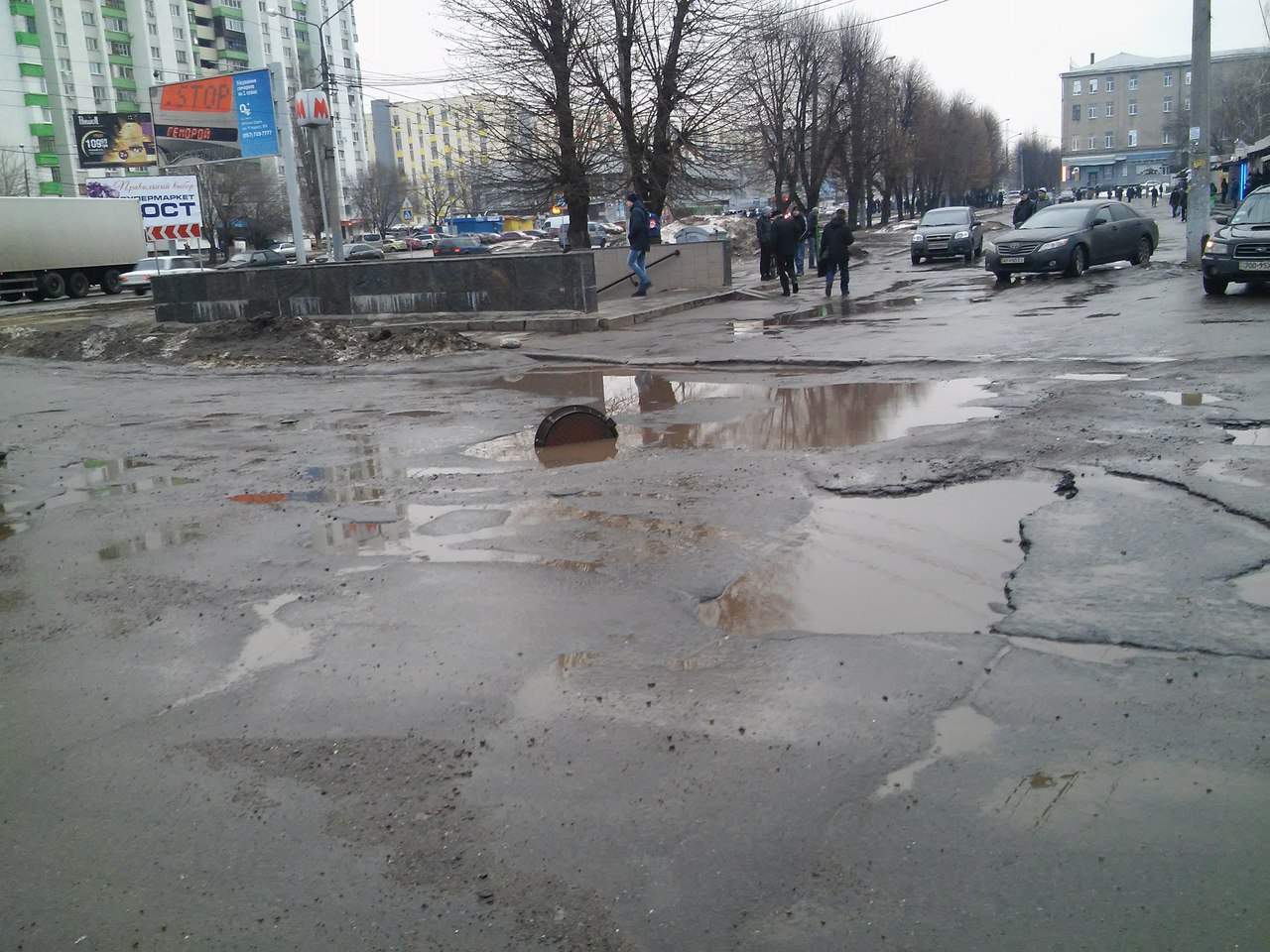 В Харькове на проезжей части замечен аварийный люк (фото)