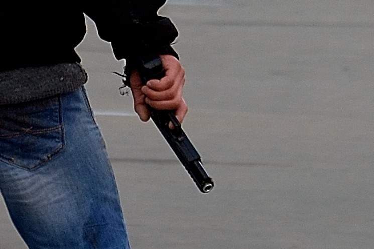 В Одессе высокий бандит с пистолетом открыл на улице огонь, после чего сбежал на трамвае