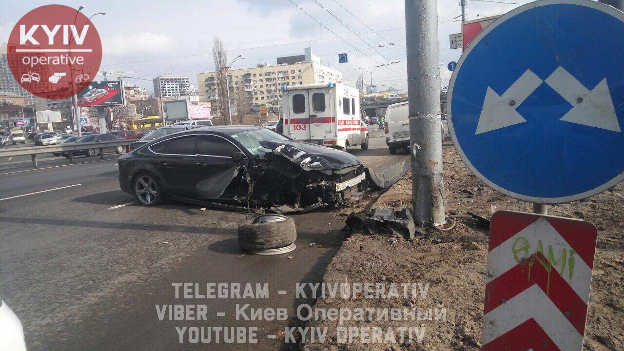 В Киеве водитель, уходя от столкновения, протаранил столб (фото)