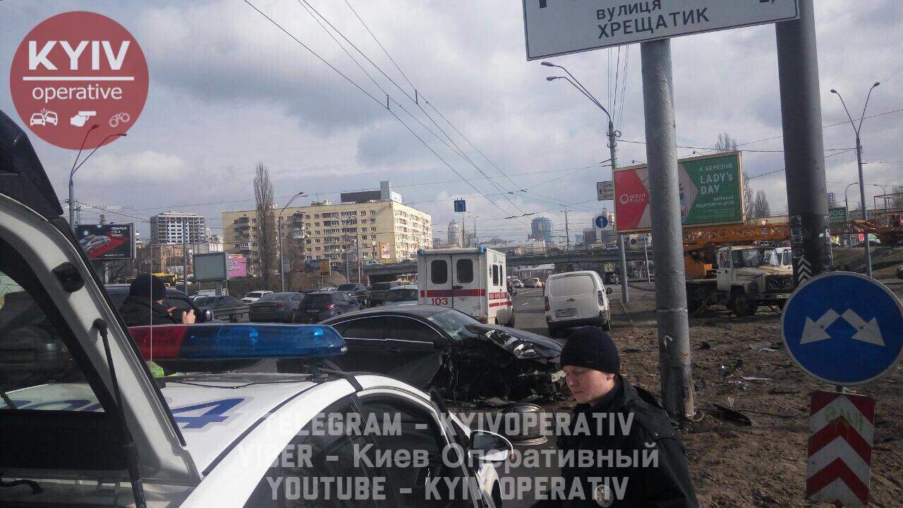В Киеве водитель, уходя от столкновения, протаранил столб (фото)