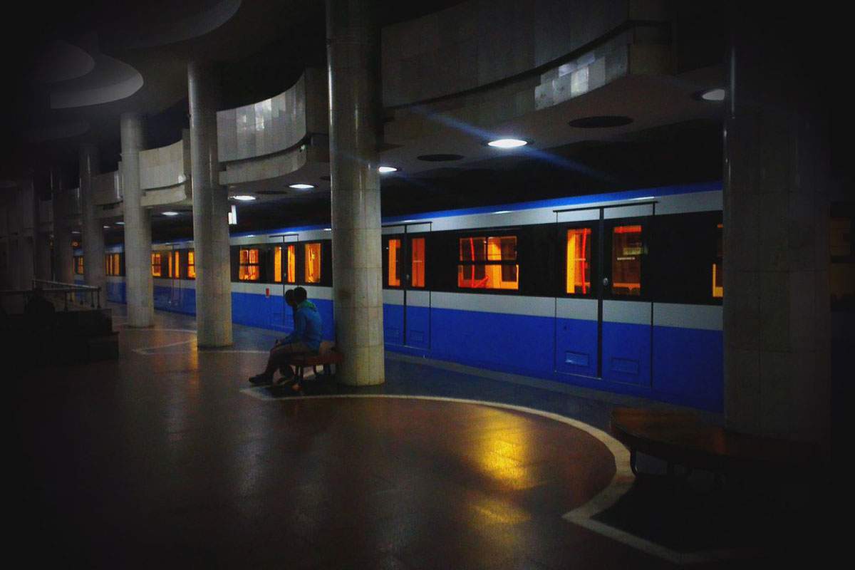 В Харькове мужчина по неосторожности упал на рельсы в метрополитене (видео)