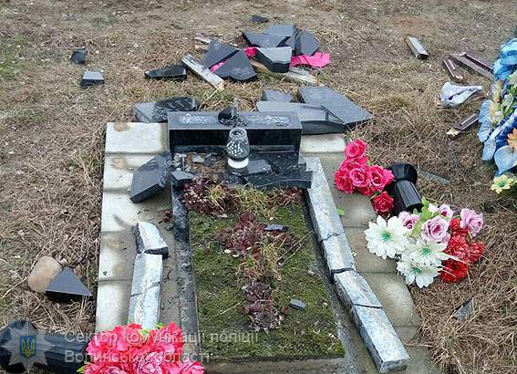В Волынской области злоумышленник изуродовал три десятка надгробий (фото)