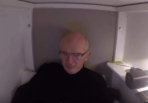 Пенсионер из Ирландии в прямой трансляции передаёт свои ощущения наркозависимым из гроба (видео)