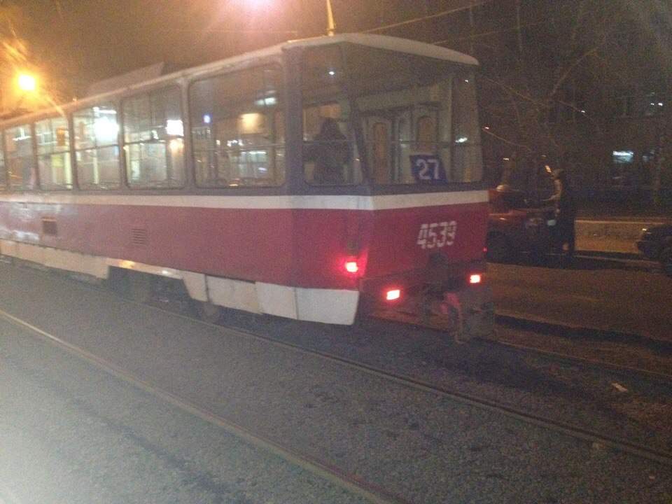 В Харькове разваливающийся трамвай чуть не убил пешехода (фото)