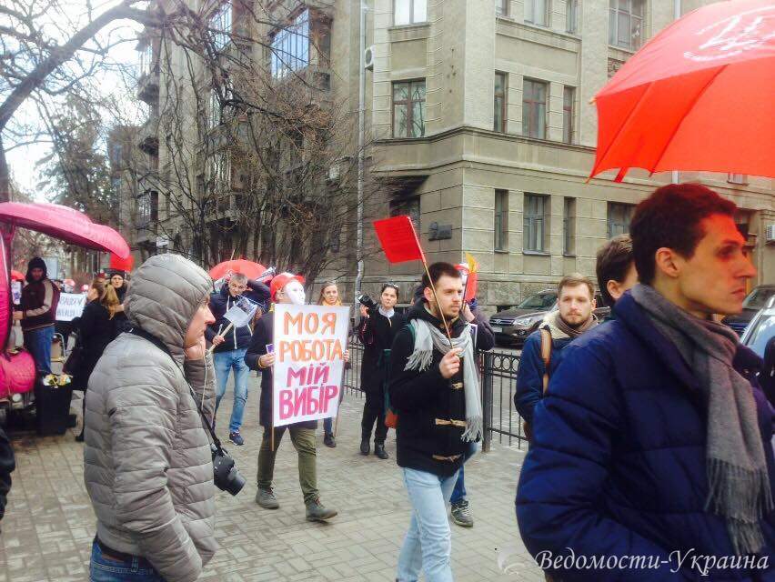 Марш за права женщин в Киеве двинулся к Кабинету министров Украины (видео)