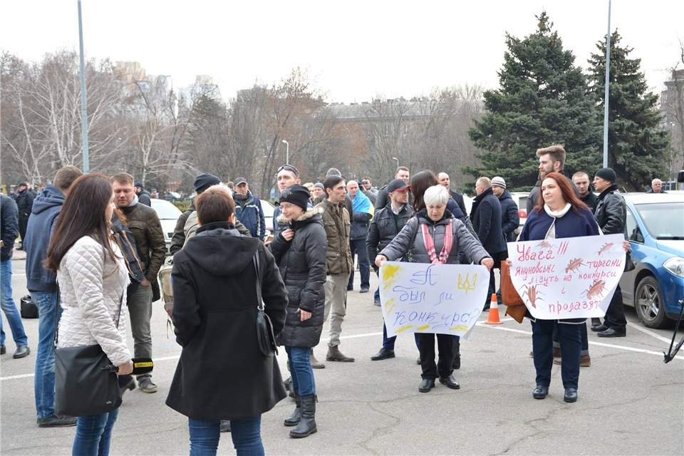 В Одессе у здания ОГА участники митинга "нецензурно" обратились к Порошенко (фото)