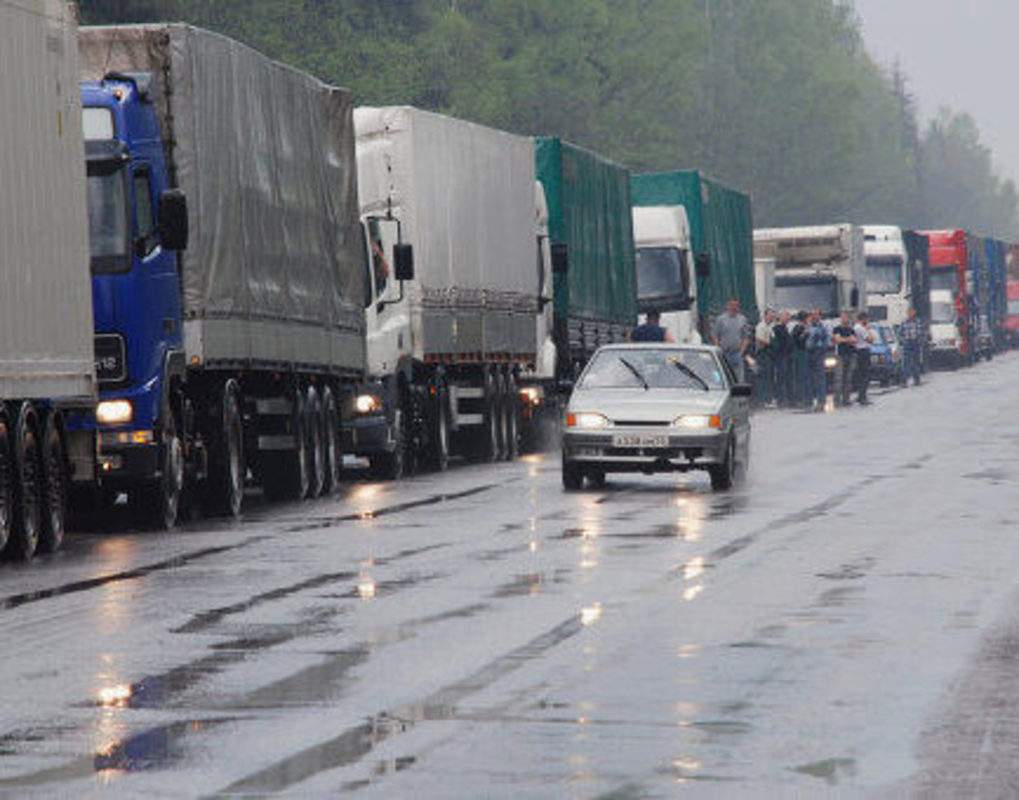 В Харькове днем остановили движение грузового транспорта (Видео)