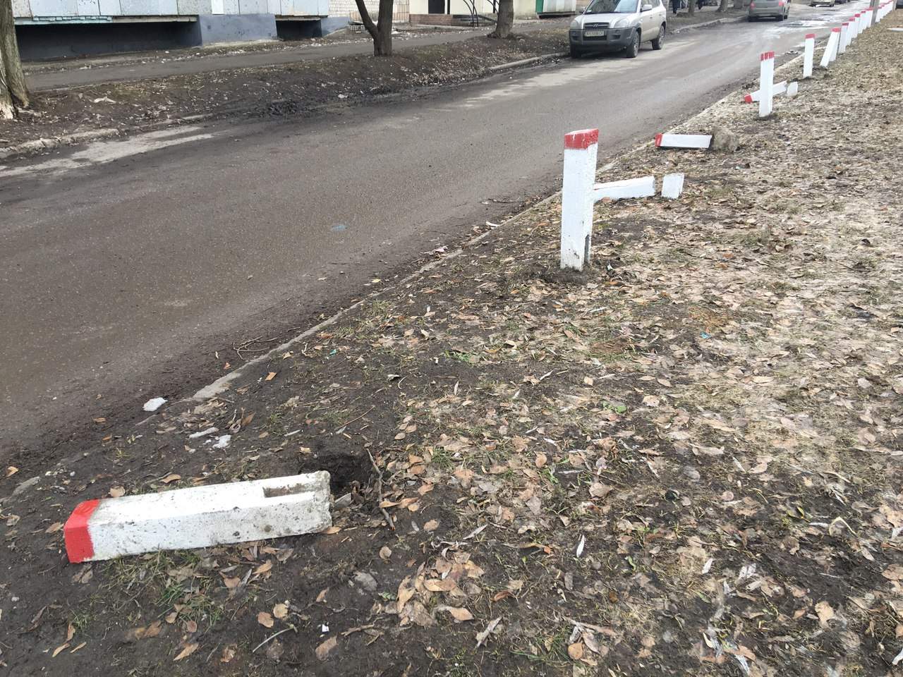 В Харькове неизвестные вандалы сбивают бетонные столбики (фото)