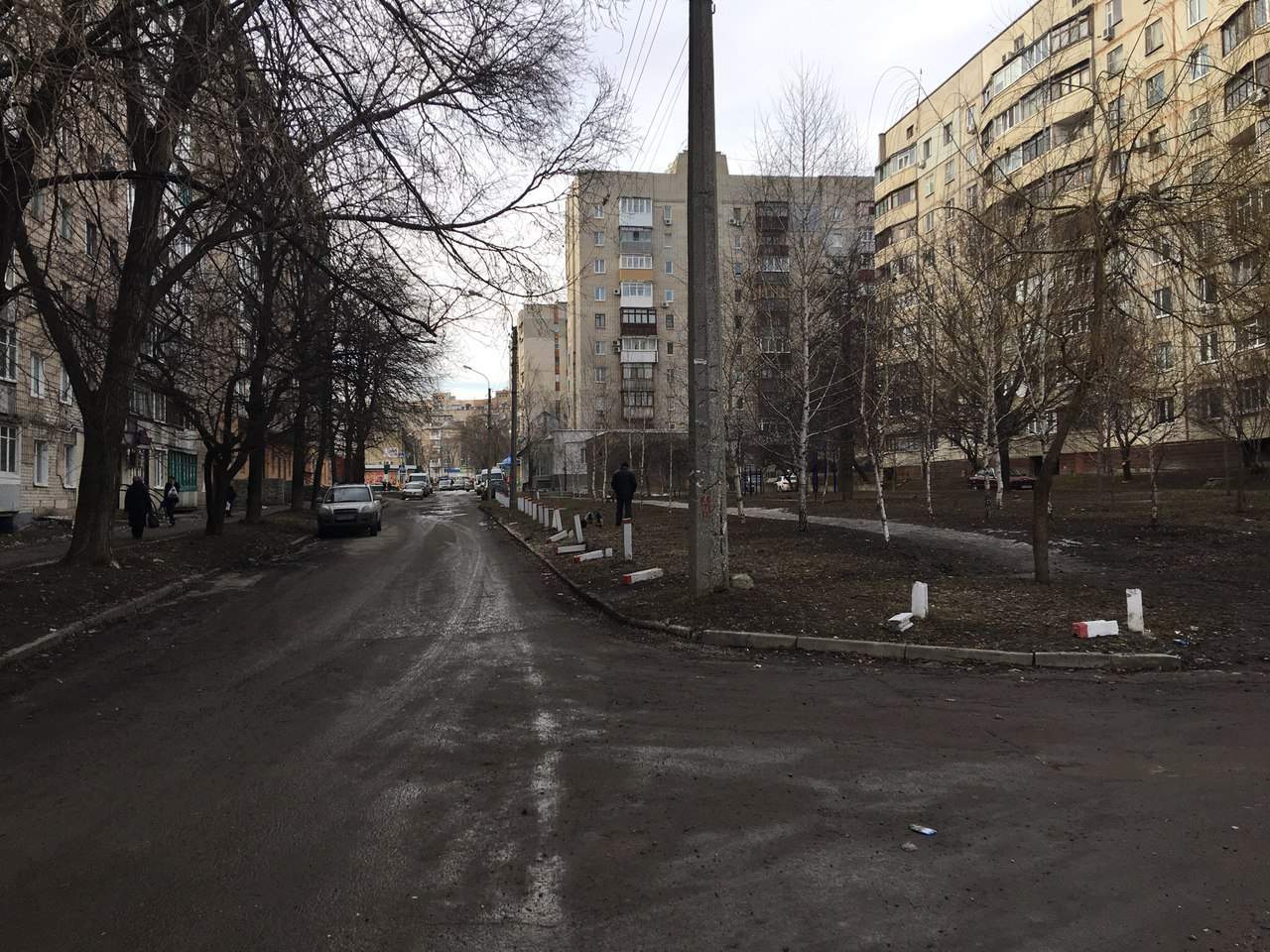В Харькове неизвестные вандалы сбивают бетонные столбики (фото)