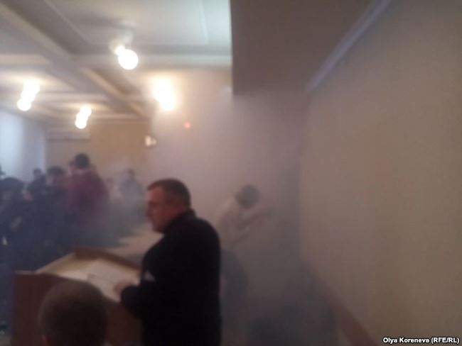 На Сумщине неизвестный хулиган бросил дымовую шашку в здание городского совета (фото, видео)