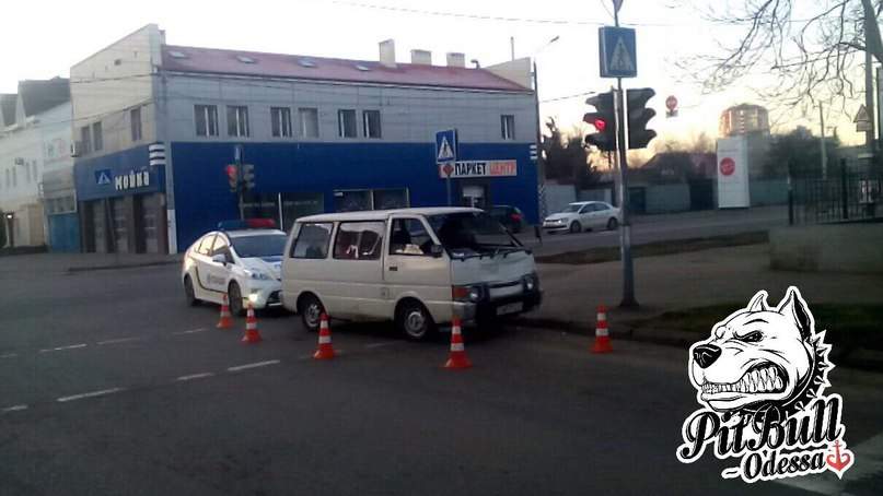 В Одессе микроавтобус тащил сбитого пешехода под колёсами автомобиля (фото)