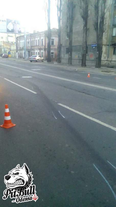 В Одессе микроавтобус тащил сбитого пешехода под колёсами автомобиля (фото)