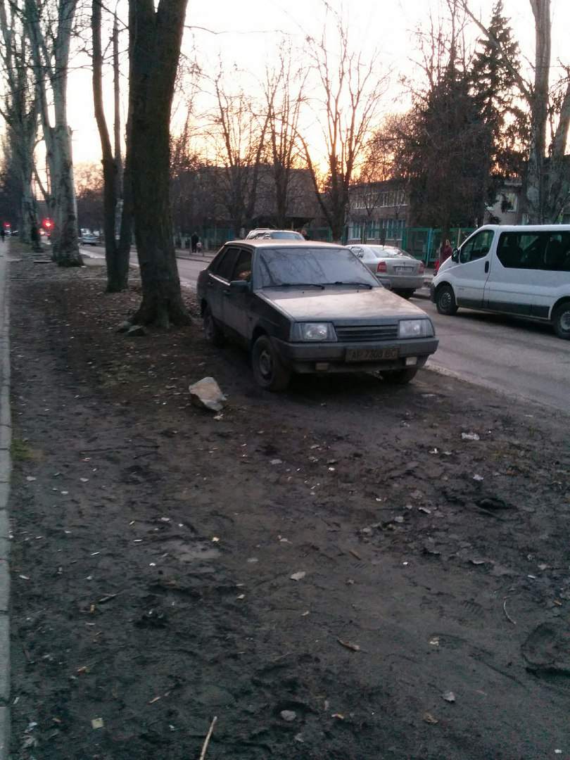 Водителям Запорожья правила парковки не писаны (фото)