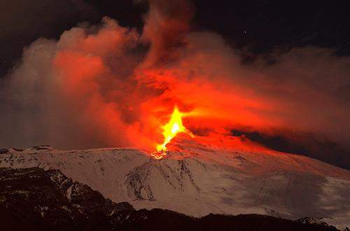 Фонтаны раскаленной лавы и выбросы вулканических бомб: пробуждение вулкана Этна (видео)