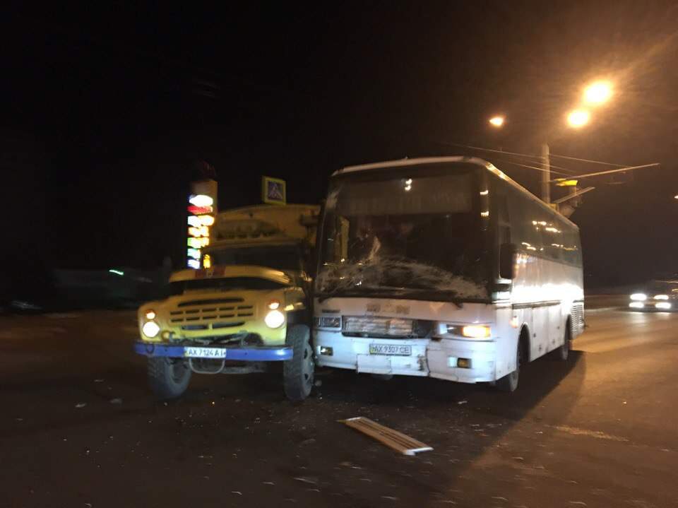 В Харькове столкнулись автомобиль газовой службы и автобус (Фото)