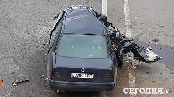 Ужасающее ДТП в Киеве: от удара об опору моста водитель вылетел через лобовое стекло (фото)