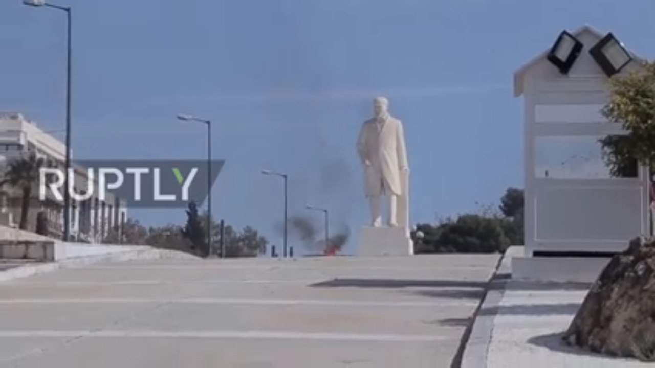 Сотни "коктейлей Молотова" взрываются в Афинах в знак протеста против новых реформ (видео)