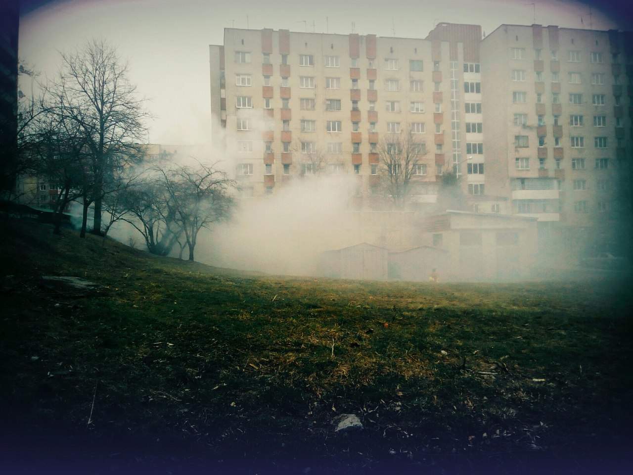 Львовский двор окутал густой дым от пожара (Фото) 