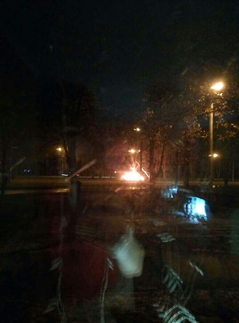 В Харькове пассажиры выпрыгивали из горящего авто под «аккомпанемент» взрывающихся шин (фото)