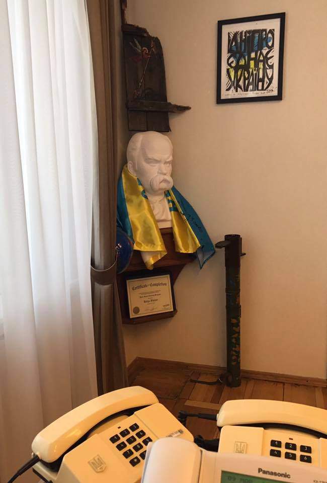 Филатов показал свой кабинет: бюст Шевченко украсил жёлто-голубой «шарф» (фото)