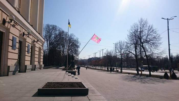 В Запорожье перед мэрией рухнул флагшток с флагом города (Фото)