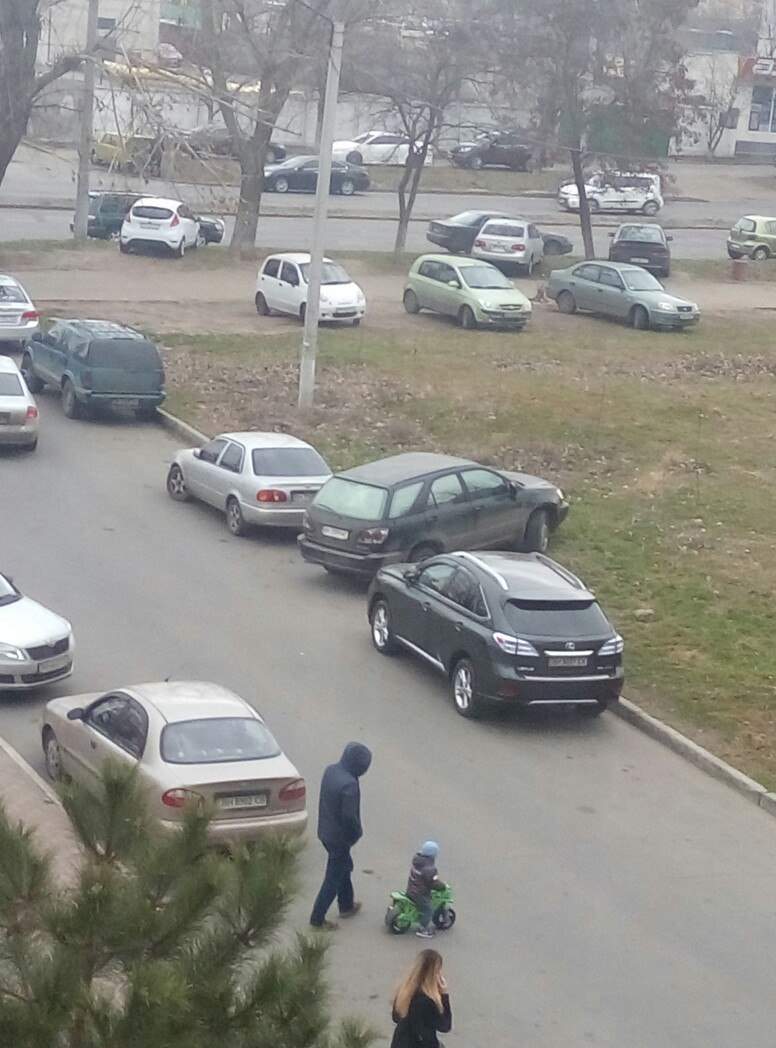 Автомобилисты Одессы устроили флешмоб по несоблюдению правил парковки (фото)