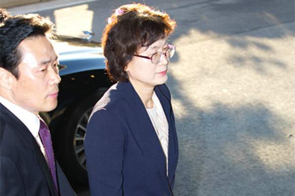 В Южной Корее женщина-судья по пути на работу забыла снять бигуди и стала символом трудолюбия