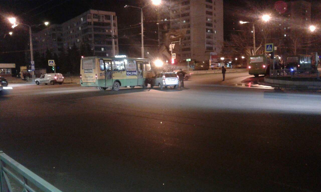 В Харькове 2 индуса на автомобиле врезались в автобус (Фото)