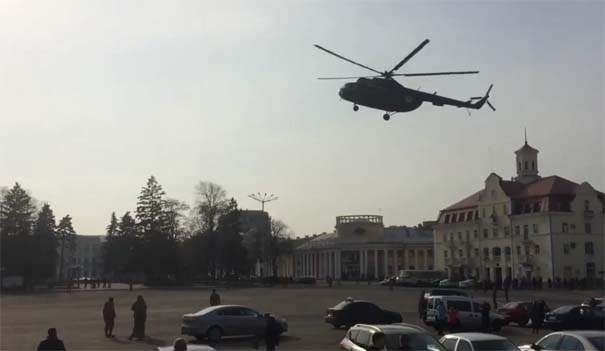На своём вертолёте: в центр Чернигова «планово» сел вертолёт, чтобы забрать командующего ВВС (видео)
