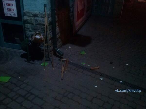 В Киеве неадекватный инвалид разломал баннер у входа в аптеку и угрожал костылями прохожим (фото)