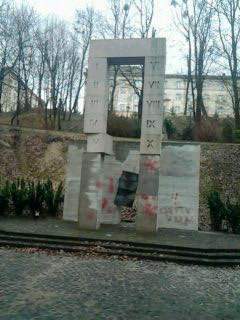 Во Львове неизвестные разрисовали памятник расстрелянным польским профессорам волчьими крюками (фото)
