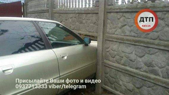 В столице женщина-водитель на "Audi" протаранила бетонный забор (фото)