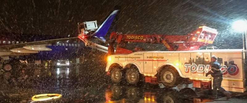 В аэропорту Бостона машина спецтехники въехала в крыло самолёта "Boeing" (фото)