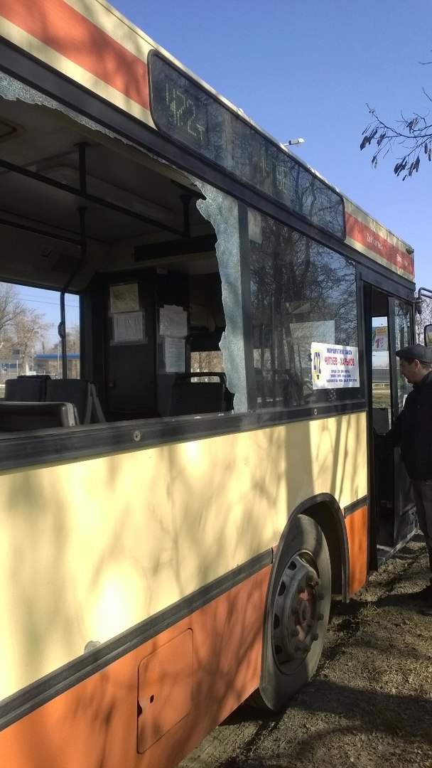 В Харькове во время движения в автобусе треснуло окно (фото)