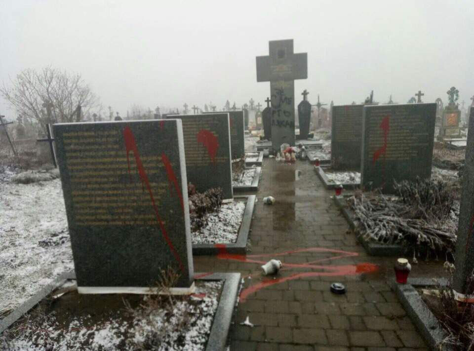 "Смерть ляхам": Во Львовской области осквернили мемориал погибшим полякам