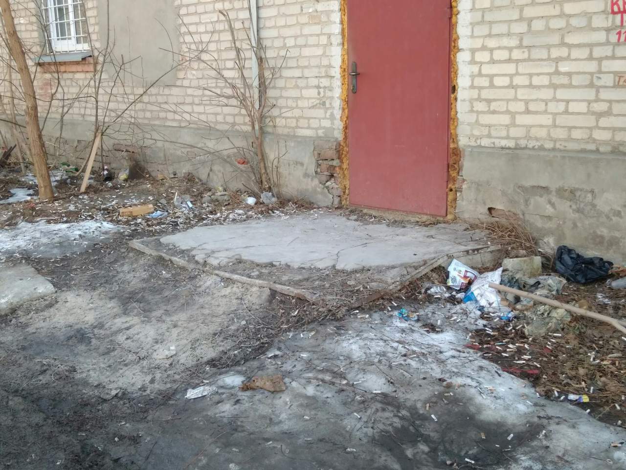 Возле здания районного суда в Харькове обнаружили мусор (фото)