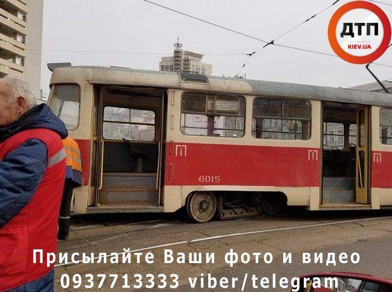 В столице сразу два трамвая слетели с рельсов (Фото) 