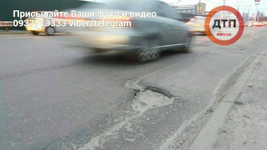 Киевские активисты решили своими способами бороться с ямами на дороге (Фото)