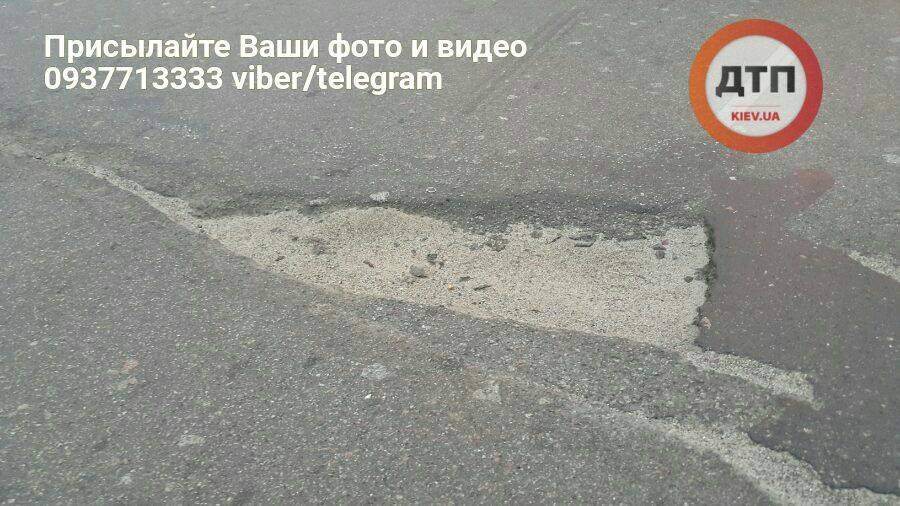 Киевские активисты решили своими способами бороться с ямами на дороге (Фото)