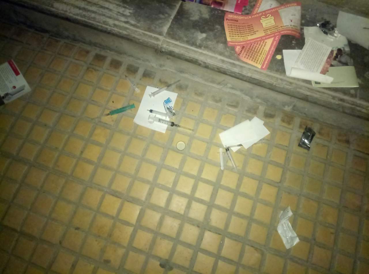 Во львовских подъездах лежат шприцы и бутылки, что пугает жителей (Фото)