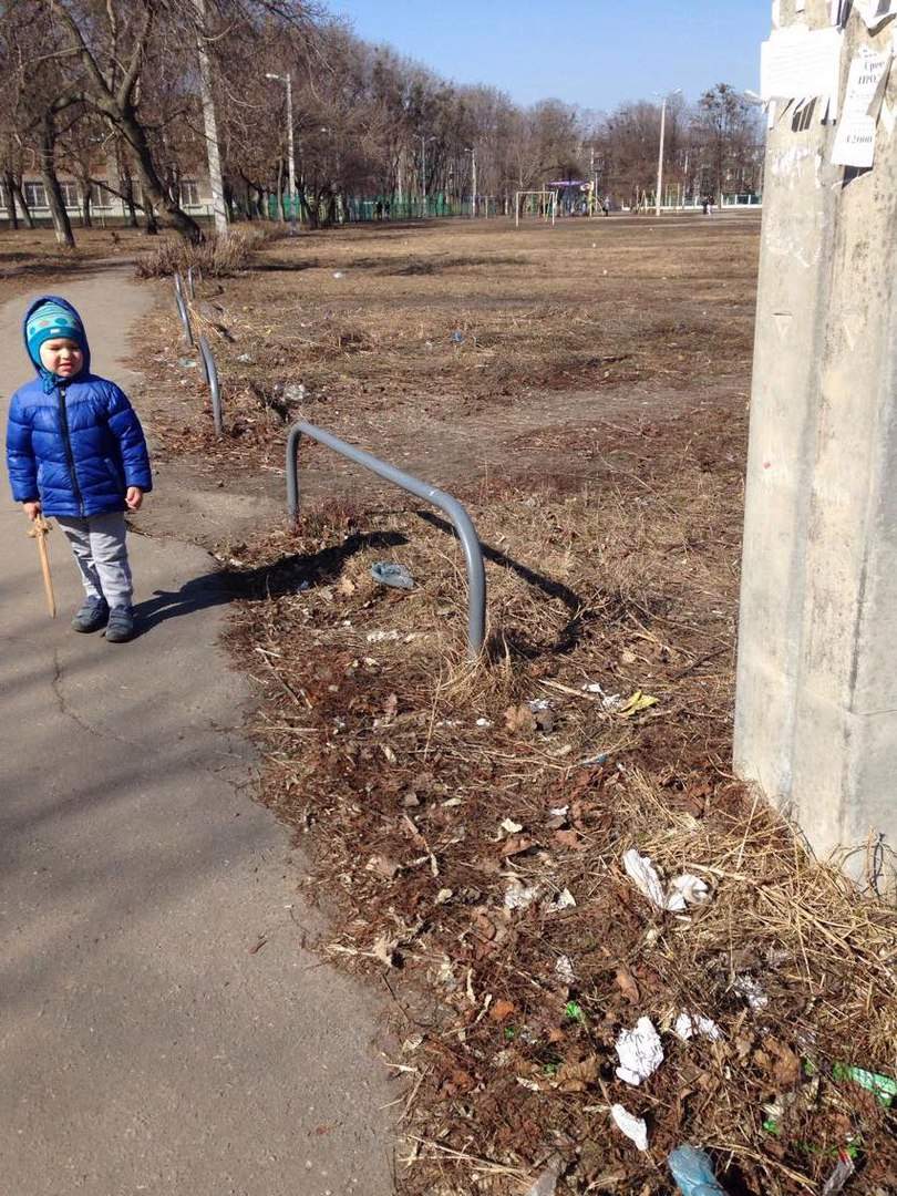 В Харькове между школой и детской больницей расположились наркоманы (Фото)
