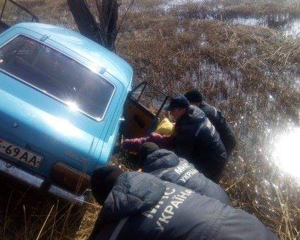 Врезался в дерево и угодил в ставок: на Днепропетровщине пенсионер разбился на автомобиле (фото)