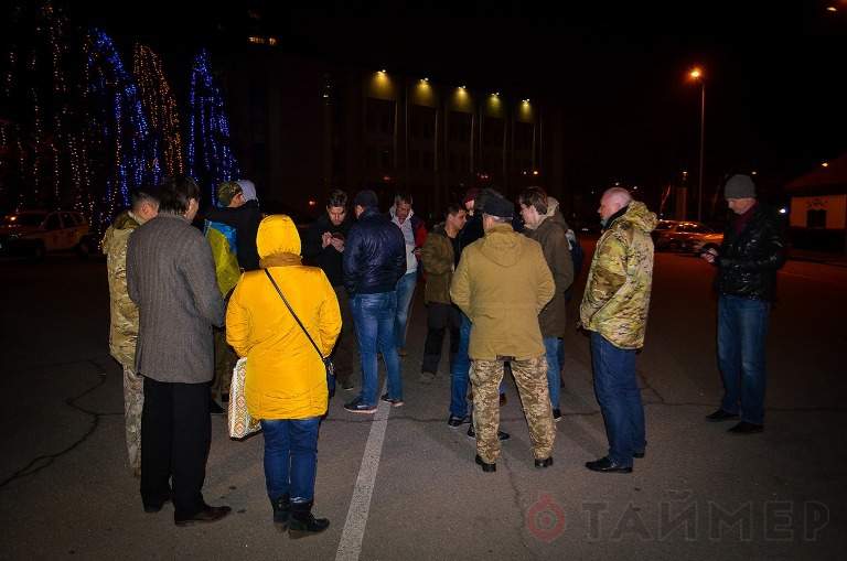 Около дюжины активистов пикетируют здание Одесской ОГА  (Фото)