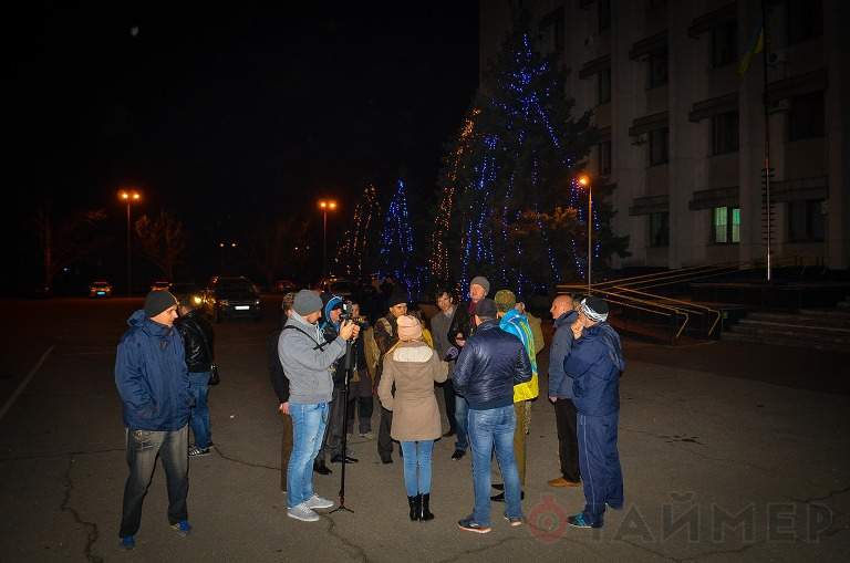 Около дюжины активистов пикетируют здание Одесской ОГА  (Фото)